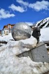 Un'opera d'arte nel paesaggio innevato di Obergurgl, Austria - © Styve Reineck / Shutterstock.com