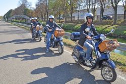 Vacanze pavesi a bordo di una vespa (Lombardia).
