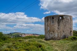 Un vecchio mulino a vento abbadonato a Torres Vedras, Portogallo - © studio f22 ricardo rocha / Shutterstock.com