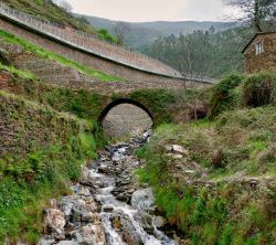 Vecchio ponte a Piodao, Portogallo - Uno stretto ponticello costruito in pietra attraversa un ruscello nel villaggio portoghese di Piodao: gli scorsi panoramici offerti dalla natura rendono ...