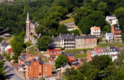 Veduta aerea della città di Harper's Ferry, West Virginia. Questo Comune prese il nome dal suo primo residente, Robert Harper, che istituì un traghetto per attraversare il ...