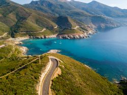 Veduta aerea della costa della Corsica: siamo sulla penisola di Capo Corso, nel golfo di Aliso. Con la sua natura e i suo borghi, questo territorio dell'isola francese è uno dei più ...