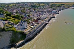 Veduta aerea della costa e la cittadina di Arromanches-les-Bains in Normandia (Francia)