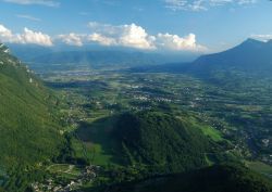 Veduta aerea della valle sud di Chambery, Francia. Un suggestivo scorcio paesaggistico nei pressi di Challes les Eaux, in Savoia.



