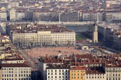 Veduta aerea di piazza Bellecour a Lione, Francia. Chi visita Lione non può perdersi una passeggiata in Place Bellecour, la più grande della città con i suoi 62 mila metri ...