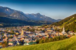 Veduta autunnale della cittadina di Schladming nel tardo pomeriggio (Austria).
