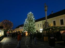 Veduta by night dei mercatini di Natale a Eisenstadt, Austria.
