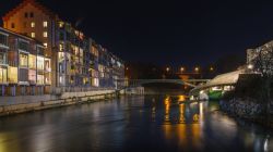 Veduta by night della città di Kempten sulle sponde del fiume Iller, Germania.

