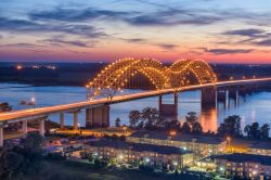 Veduta by night dell'Hernando de Soto Bridge, Memphis (Tennessee). Questo ponte ad arco è realizzato in acciaio e si presenta con una struttura sospesa a sbalzo. Di notte viene illuminato ...