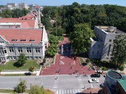 Veduta dall'alto del Bloomington College, Indiana, immerso nel verde.
