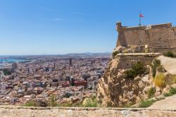 Veduta dall'alto della città di Alicante, Spagna: dalla fortezza di Santa Barbara si gode un suggestivo panorma su questa località costiera, importante porto della Spagna.

 ...