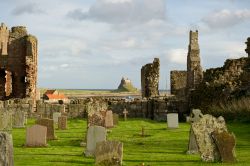 Veduta del castello di Lindisfarne dall'abbazia, Holy Island (Inghilterra).



