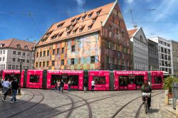 Veduta del centro di Augusta con la Weberhaus e un tram rosso in transito, Germania - © MDOGAN / Shutterstock.com