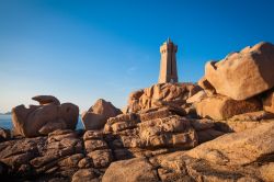 Veduta del faro di Mean Ruz a Ploumanac'h, Francia: è stato costruito nel 1948 su un faro preesistente del 1860