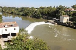 Veduta del fiume Tarn a Rabastens, Francia: si tratta del maggior affluente della Garonna dopo la Dordogna.

