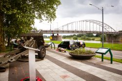 Veduta del John Frost Bridge di Arnhem, Olanda: il ponte deve il nome al maggiore John Dutton Frost che comandò le forze britanniche che lo raggiunsero e difesero durante la battaglia ...