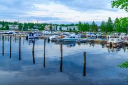 Veduta del porto con le barche ormeggiate a Kuopio, Finlandia.


