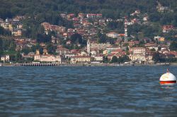 Una veduta della città di Baveno sul lago Maggiore, Piemonte. Questo Comune della provincia del Verbano-Cusio-Ossola si affaccia sulla sponda occidentale del lago Maggiore.



