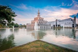 Veduta della Sukhothai Thammathirat Open University a Nonthaburi, Thailandia. Questa università è stata fondata nel 1978.
