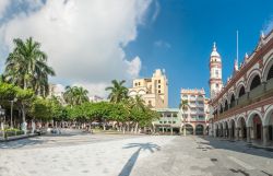 Veduta dello Zocalo o Plaza de Armas a Veracruz, Messico. Si tratta della principale piazza cittadina su cui si affacciano edifici e monumenti - © javarman / Shutterstock.com