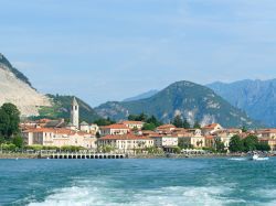 Panorama di Baveno sul Lago Maggiore, Piemonte. Grazie alla posizione geografica davanti alle tre isole Borromee, Baveno è un'interessante meta turistica.
