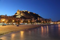 Veduta notturna del lungomare di Alicante, Comunità Valenciana, Spagna. 
