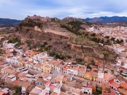 Veduta panoramica con il drone della città di Sagunto, Spagna. Sullo sfondo, le rovine dell'antica cittadella.

