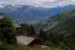 Veduta panoramica dall'alto del borgo di Nendaz, Svizzera.



