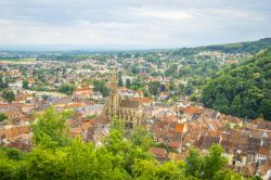 Veduta panoramica dall'alto della cittadina di Thann in Alsazia (Francia).
