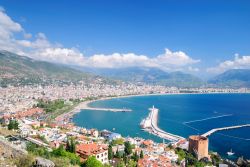 Veduta panoramica dall'alto di Alanya e della baia, Turchia. Per questa città il periodo più importante politicamente è stato quello medievale con il dominio del sultano ...