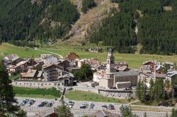 Veduta panoramica dall'alto di Cogne, piccola località della Valle d'Aosta.

