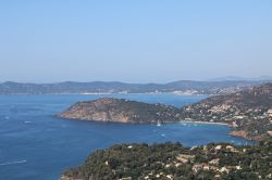 Veduta panoramica su Cap Negre a Rayol-Canadel-sur-Mer, Francia. Questa piccola insenatura è uno dei luoghi più incontaminati e affacciati sul Mediterraneo - © Sophie Mahdavi ...