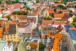 Veduta panoramica sui tetti della cittadina bavarese di Augusta, Germania.

