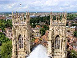 Una veduta panormaica dall'alto dello York Minster che domina il panorama sulla città di York e sulle campagne circostanti - foto © JeniFoto / Shutterstock
