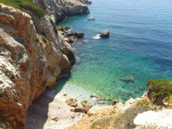 Veduta sulla baia di Cassis, Saint-Cyr-sur-Mer, Francia: percorrendo il sentiero costiero si possono ammirare splendidi scorci sul Mediterraneo.
