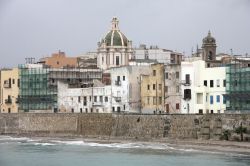 Veduta tipica del centro di Trapani e la spiaggia - © Tupungato / Shutterstock.com