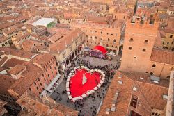 Dolcemente Verona in Love, il festival dedicato a tutti gli innamorati del mondo.  Il centro storico di Verona ha accolto coppie di innamorati provenienti da ogni dove, per suggellare il ...