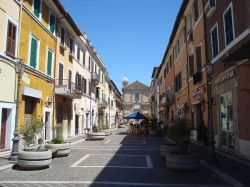 Via Cavour in centro a Monterotondo nel Lazio - © LPLT, CC BY-SA 3.0, Wikipedia