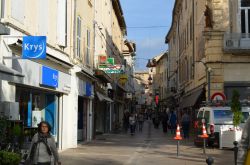 La via principale nel centro storico di Carpentras, ...