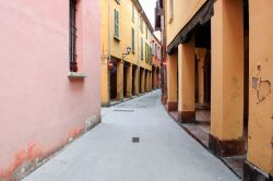 Via Valdonica, stradina del quartiere ebraico di Bologna (Emilia-Romagna).



