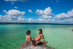 Viaggio di nozze sulla Riviera Maya, nel Quinatana Roo. una coppia sule rive della laguna di Bacalar