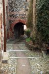 Vicolo medievale nel Ricetto di Pavone Canavese in provincia di Ivrea - © Alessandro Vecchi, CC BY-SA 3.0, Wikipedia