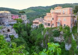 Villa di Manlio Vopisco a Tivoli, provincia di Roma, Lazio. Questa lussuosa villa venne edificata a Tivoli attorno al II° secolo d.C.; la scelta del luogo fu influenzata dalla presenza del ...