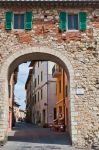 Villaggio medievale di Castiglione del Lago, Umbria - Uno scorcio fotografico all'interno dell'antico borgo di Castiglione, comune della provincia di Perugia © Wallace Weeks / Shutterstock.com ...