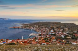 Villaggio sull'isola di Chalki al tramonto, arcipelago del Dodecaneso (Grecia).



