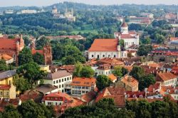 Vilnius vista dalla torre di Gedimino. A sinistra ...