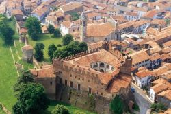 Vista aerea del Castello di Montemagno in Piemonte. Di origine medievale venne rimaneggiato in epoca rinascimentalee nel '700 - © www.comune.montemagno.at.it/