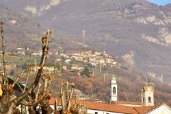 Vista del territorio di Lovere, circondato dalle colline che caratterizzano il paesaggio del Lago d'Iseo.