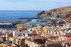 Vista della baia di Almeria dall'Alcazaba, Spagna. Circondata da una cerchia di montagne che si affacciano sul mare, Almeria è un importante porto commerciale, uno dei principali ...