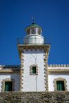 Vista frontale del faro di Serifos, Grecia. La caratteristica architettura greca si riscontra anche in questo faro costruito in pietra e intonaco bianco - © Lemonakis Antonis / Shutterstock.com ...